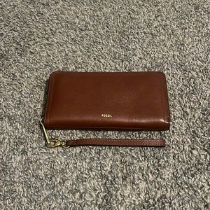 Fossil Logan Zip Around Wristlet - Brown